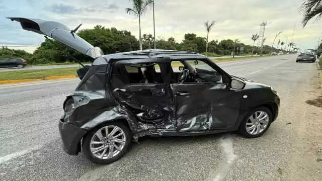 El impacto fue de tal magnitud que ambas unidades resultaron con severos daños en la parte frontal.