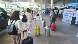 Los empleados protestaron frente a los viajeros en el aeropuerto de Mérida