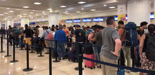 Hay gran afluencia de pasajeros en el aeropuerto de Mérida