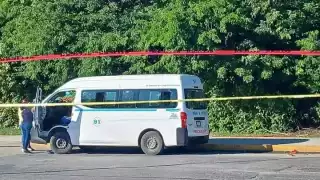 La combi donde ocurrió el ataque quedó en la avenida CTM, mientras los pasajeros huían del lugar.