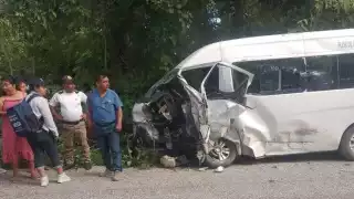 Combi blanca impacta a automóvil; heridos son trasladados al ISSSTE en Escárcega