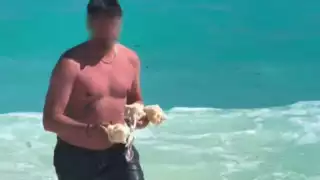 Exponen a extranjero  robando caracolas de una playa de Cancún: VIDEO