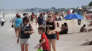 Día nublado no aleja a más de 4 mil turistas en su arribo en el crucero Breeze a Progreso