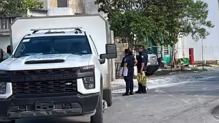 El hombre fue localizado  tendido en el interior de la vivienda con múltiples impactos de bala