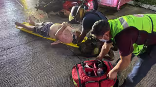 Se habría quedado dormido al volante de su moto y termina contra puesto de comida