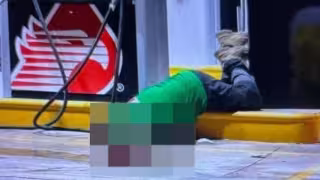 El cuerpo sin vida del hombre asesinado quedó junto a una de las bombas.