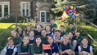 Los pequeños de la escuela católica lucían felices por haber regresado a clases.