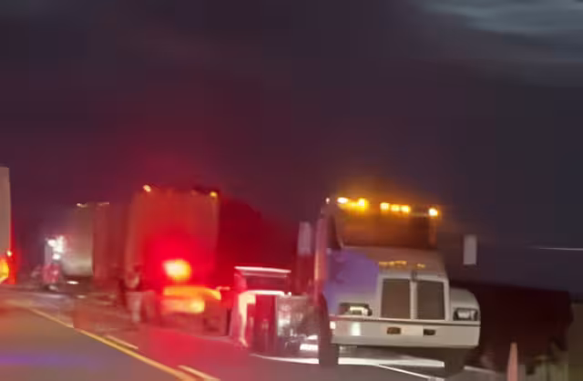 El accidente ocurrió alrededor de las 2:00 horas debido a un bache que hizo perder el control al conductor