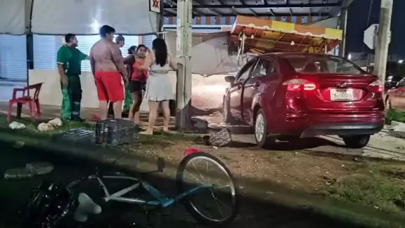 La comerciante quedó prensada contra un muro y su carrito de hot dogs; su salud es muy delicado. La comerciante quedó prensada contra un muro y su carrito de hot dogs; su salud es muy delicado.