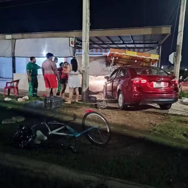 La comerciante quedó prensada contra un muro y su carrito de hot dogs; su salud es muy delicado.