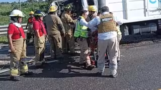 Conductor queda prensado tras choque de camión contra tráiler en Xcuncheil