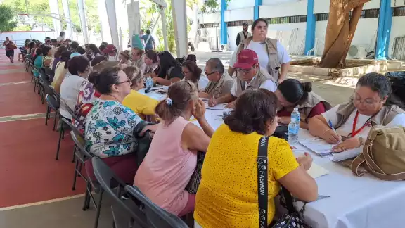 Desde temprano, cientos de personas acuden al IDEY a registrarse para la Pensión del Bienestar Desde temprano, cientos de personas acuden al IDEY a registrarse para la Pensión del Bienestar