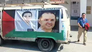 Uno de los afectados dijo que, al parecer, el ataque oficial fue por las lonas que colocó en la “combi” que usa para laborar