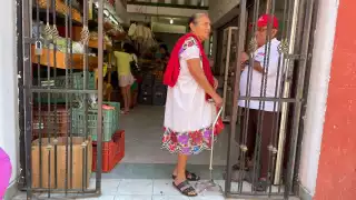 Adultas mayores de Motul utilizan el hipil para permanecer frescas