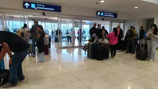 Llegan seis vuelos repletos de turistas, estudiantes y deportistas al aeropuerto de Mérida