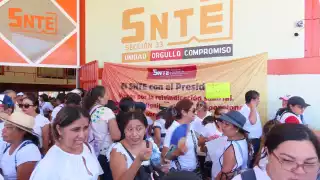 Líder del SNTE avienta su auto contra maestros  en Mérida: VIDEO