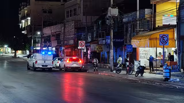 Elementos de seguridad se mantenían a las afueras del bar cateado.