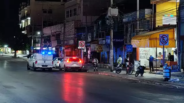 Elementos de seguridad se mantenían a las afueras del bar cateado.