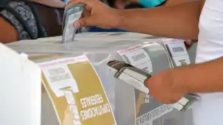 De acuerdo con el procedimiento, una vez que se emiten los sufragios anticipados se guardan las boletas en sobres sellados