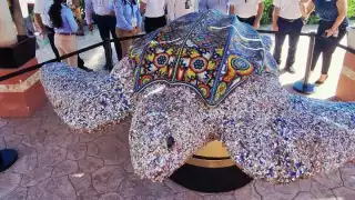 La escultura cuenta con un peso de 130 kilos y más de 2.8 metros de ancho
