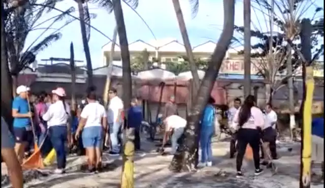 Sin apoyo oficial, habitantes de Mahahual reconstruyen palapas quemadas