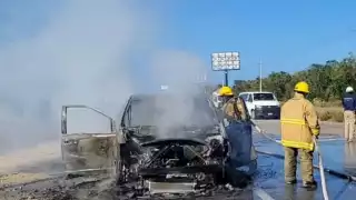 Incendio consume automóvil sobre  el tramo Tulum-Playa del Carmen