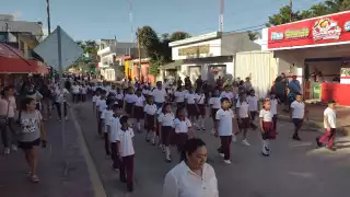 Felipe Carrillo Puerto: Más de 4 mil estudiantes marcharon en el desfile del Día de la Independencia de México