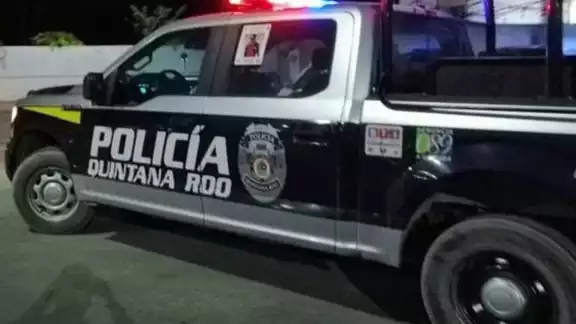 Vehículo particular en colonia Jesús Martínez Ross es vandalizado.