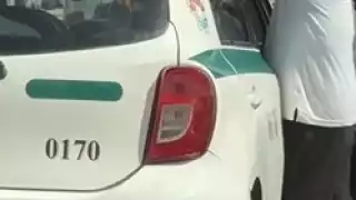 El taxista fue captado por un conductor mientras cometía la falta.