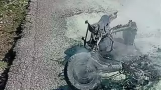 Motocicleta se incendia en medio de una carretera de Isla Mujeres debido a un corto circuito