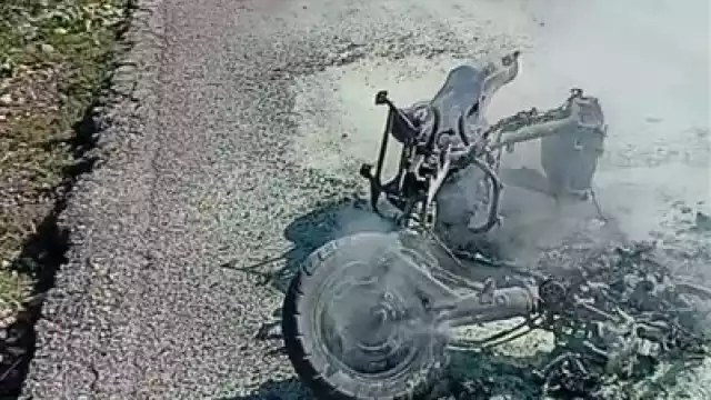 Lo único que quedó de la moto fueron las llantas y algunos pedazos de la estructura