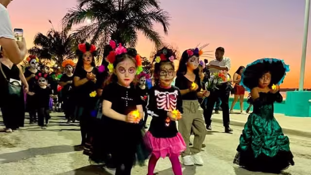 El jueves por la tarde se llevó a cabo un desfile-concurso de Catrines y Catrinas en Sabancuy, con decenas de participantes