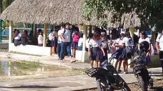 Lluvias inundan escuelas de Tizimín; estudiantes toman clases en una palapa