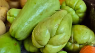 Los expendedores atribuyen el alza a las sequías y al exceso de agua en los cultivos.