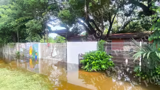 El panteón, secundaria y campo deportivo amanecieron bajo el agua