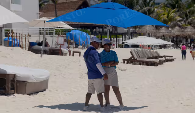 Camaristas, recepcionistas y personal de cocina enfrentan recortes y vacaciones forzadas ante la baja ocupación