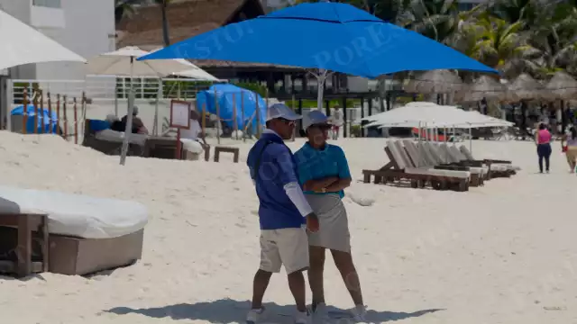 Camaristas, recepcionistas y personal de cocina enfrentan recortes y vacaciones forzadas ante la baja ocupación