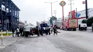 Aparatoso choque deja mototaxi arrastrado y volcado en pleno centro de Candelaria