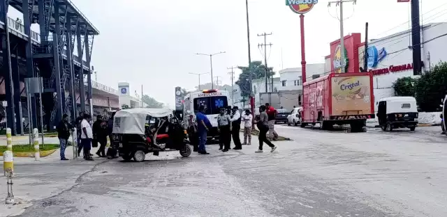 El Pochimóvil negro quedó volcado tras brutal impacto