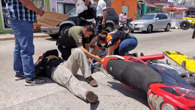 Una pareja de motociclistas tuvo que ser auxiliada por elementos de Protección Civil.