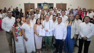 Entregan 64 plazas a personal educativo en Yucatán y garantizan estabilidad laboral