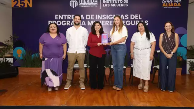 El Ayuntamiento entrega la insignia Mujeres Seguras para atender a trabajadoras