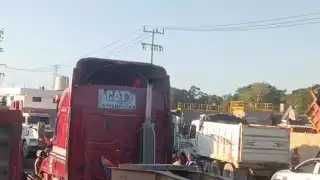 Debido al bloqueo de la carretera, automóviles y otros transportes de carga pesada se quedaron varados por el tráfico