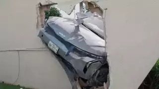 Accidente en la Zona Hotelera: Conductor se estrella contra muro de un hotel en Cancún