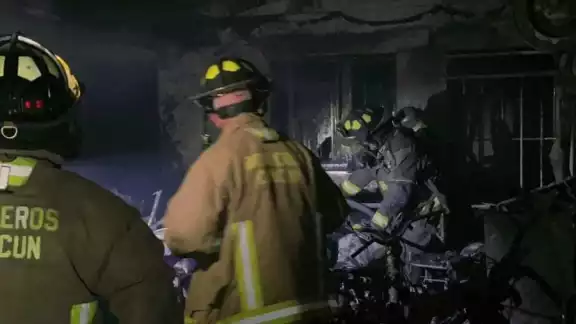 El Heroico Cuerpo de Bomberos llegaron al lugar apagando con éxito el incendio