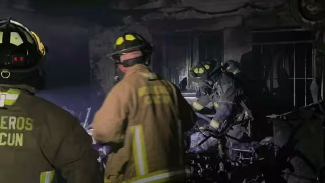 El Heroico Cuerpo de Bomberos llegaron al lugar apagando con éxito el incendio