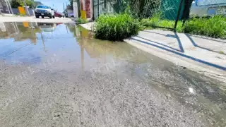 La calle ha presentado daños por el agua acumulada