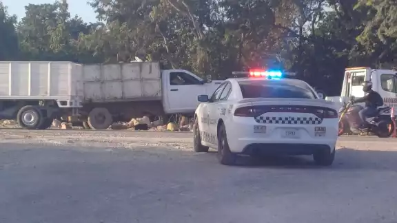 Debido al impacto entre ambos vehículos, terminaron proyectados hacia un área verde Debido al impacto entre ambos vehículos, terminaron proyectados hacia un área verde