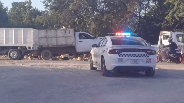 Debido al impacto entre ambos vehículos, terminaron proyectados hacia un área verde