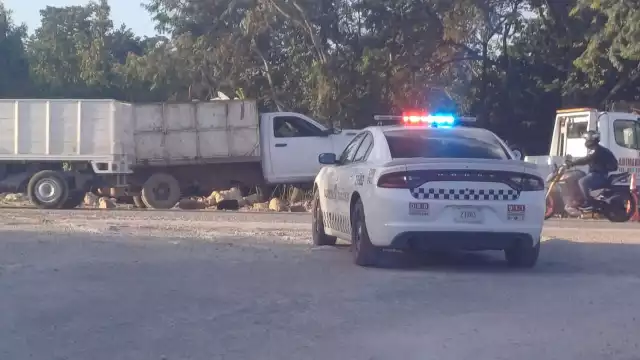 Debido al impacto entre ambos vehículos, terminaron proyectados hacia un área verde